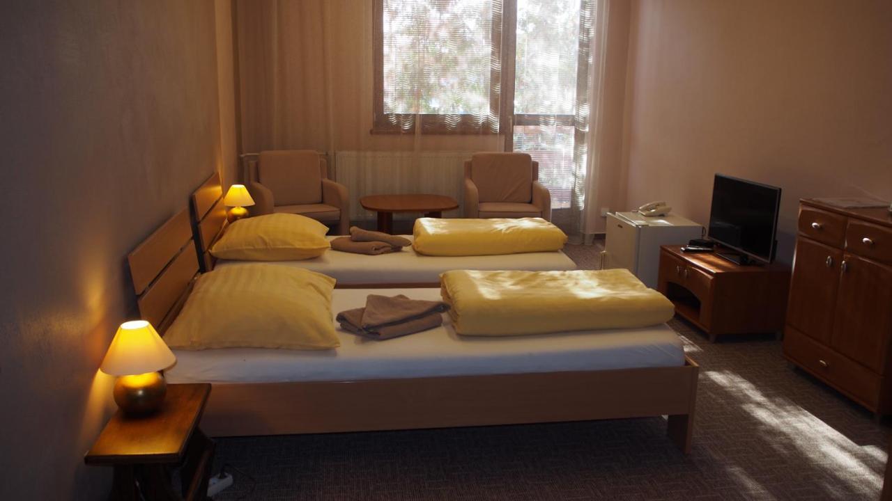 Hotel Slnecny Dvor ミハロフツェ エクステリア 写真