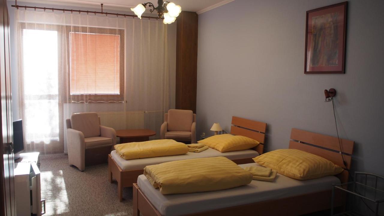 Hotel Slnecny Dvor ミハロフツェ エクステリア 写真