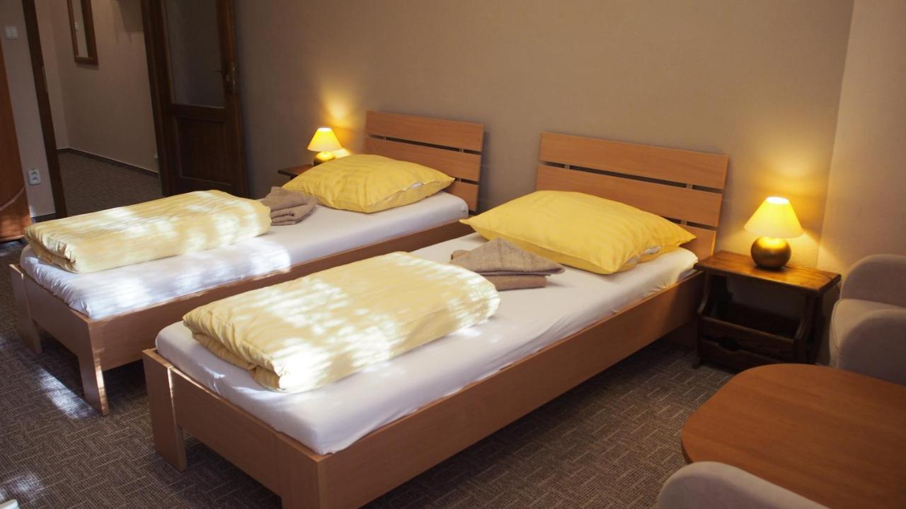 Hotel Slnecny Dvor ミハロフツェ エクステリア 写真