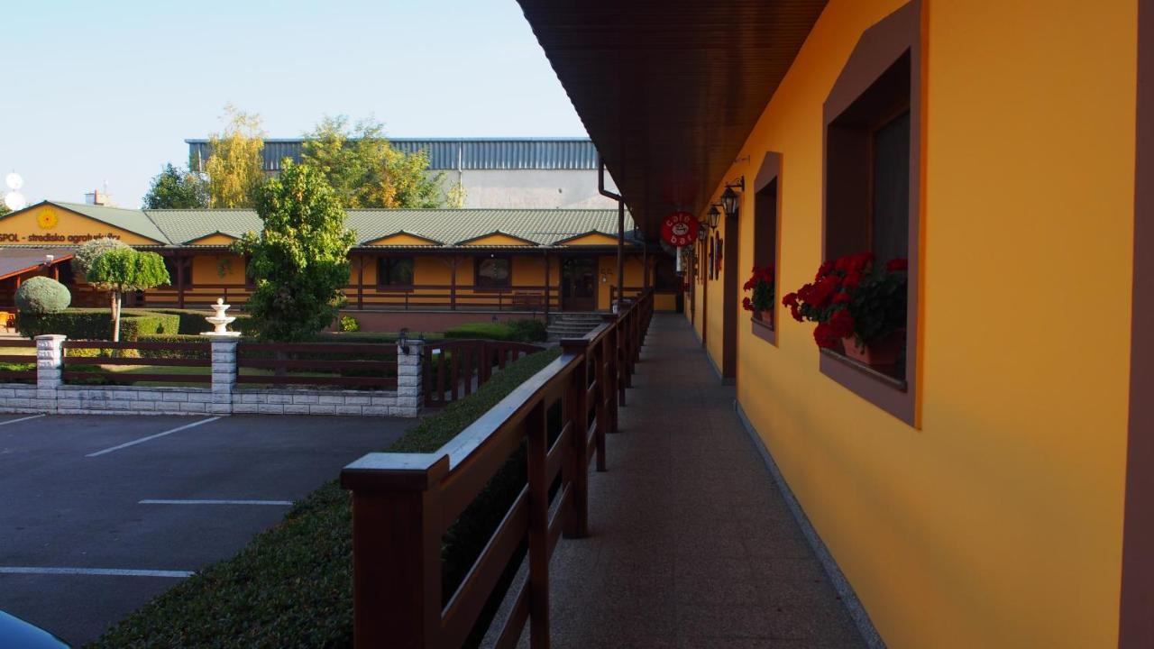 Hotel Slnecny Dvor ミハロフツェ エクステリア 写真