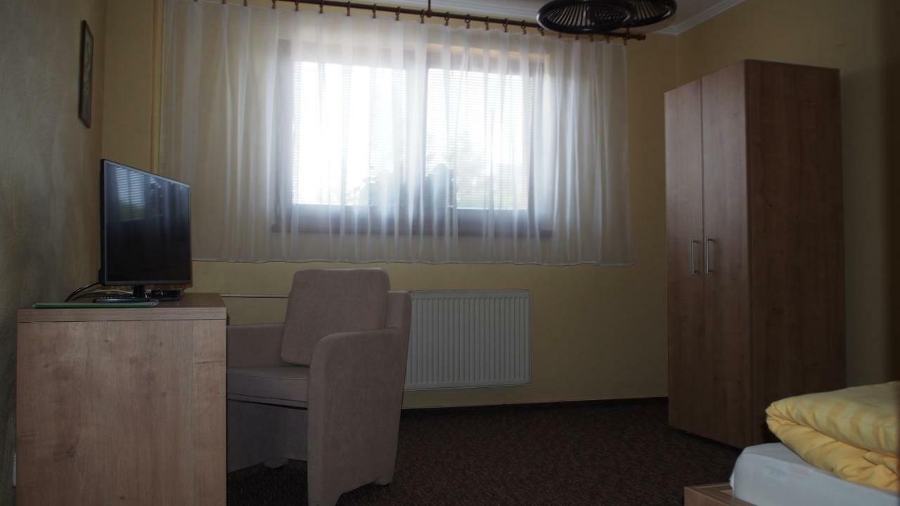 Hotel Slnecny Dvor ミハロフツェ エクステリア 写真